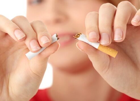 Tüdruk lõhub sigareti ja jätab suitsetamise maha